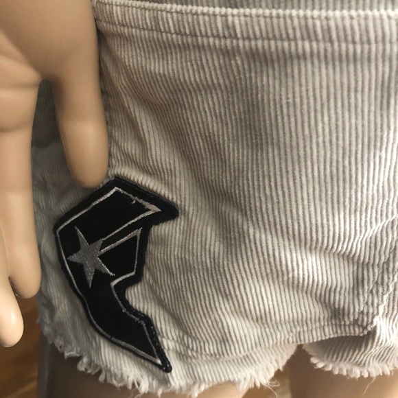 Famous Stars & Straps mini skirt Milla Jovovich - Picture 4 of 10